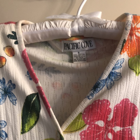 Pacific Cove front button V neck short sleeves top used once padded shoulders - Picture 2 of 4